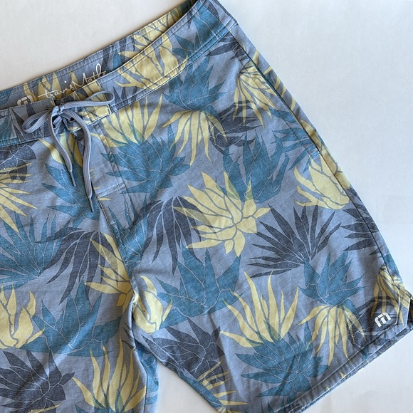 Travis‎ Mathew Blue Yellow Hawaiian Floral Board Shorts Swim Trunks Mens Size 38 - Picture 1 of 16